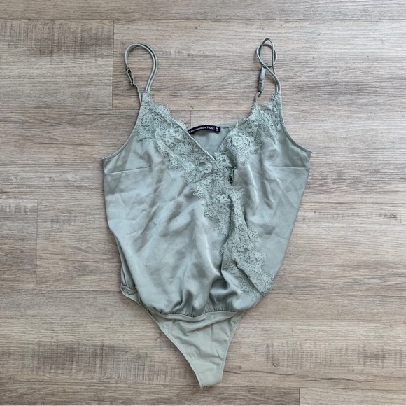 Abercrombie & Fitch Wrap Lace Cami Bodysuit M - Picture 2 of 3